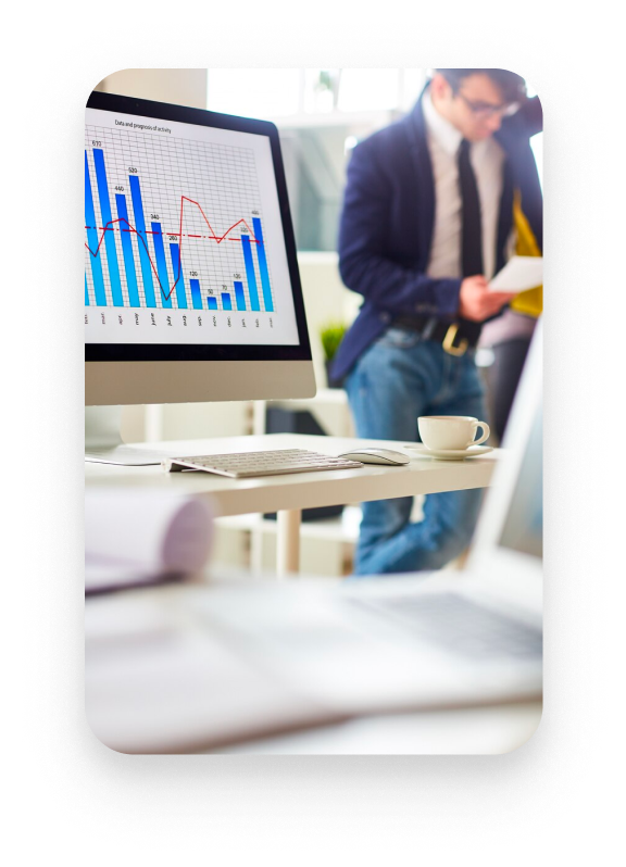 Hombre de negocios junto a monitor con gráficas de ventas